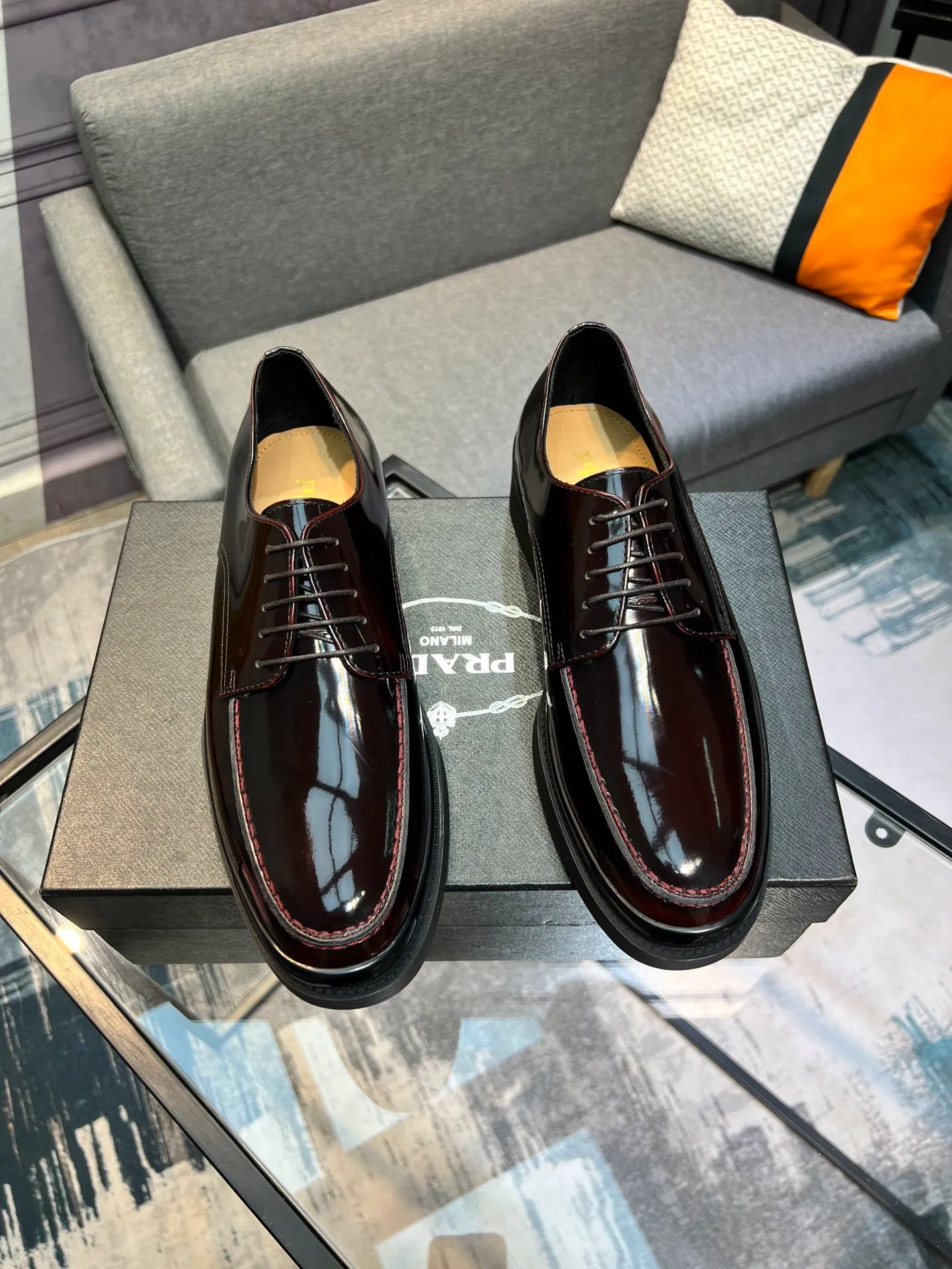Men's clothing and shoes 💰860 Prada/Prada's new glossy leather loafers are made of open-edge beaded uppers imported from Italy, slip-on loafers style, large piece splicing design, durable and non-deforming, heavy-duty construction, exquisite mark stitching, same material ribbon decoration, blending classic and modern styles, lining with dyed calfskin, standard PRADA logo cowhide feet, original ultra-light matte texture and embossed leather outsole, light and not tired, excellent shock absorption effect, full foot comfort! Size: 39-44 (customized at 38.45)